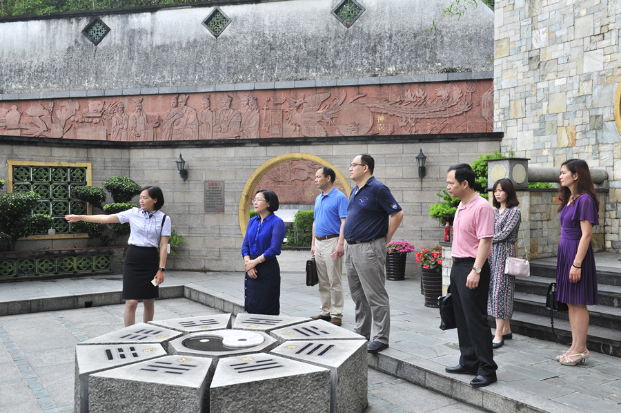 市旅游局局长刘瑜梅带队赴神农草堂调研考察 市旅游局局长刘瑜梅带队赴神农草堂调研考察